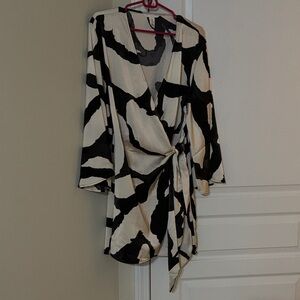 H&M Black and Cream Long Sleeve Dress